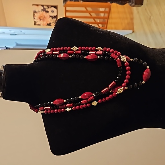 #0137 Deep red multi strand beaded necklace - Picture 1 of 2